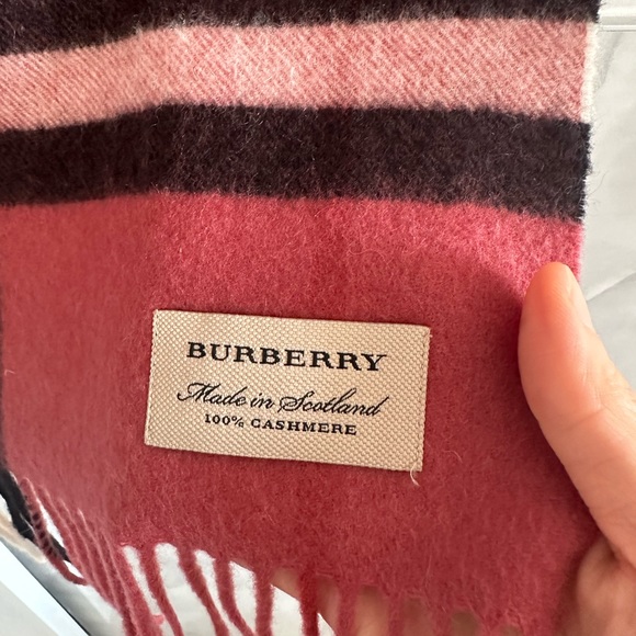 Almost new burberry scarf - Picture 2 of 3